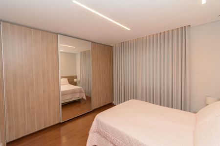 Casa à venda com 180m², 3 quartos e 3 vagas Casa à venda com 180m², 3 quartos e 3 vagasSuíte