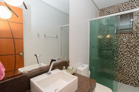 Casa à venda com 180m², 3 quartos e 3 vagas Casa à venda com 180m², 3 quartos e 3 vagasBanheiro da Suíte