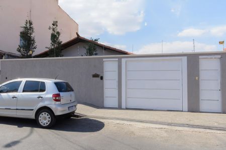 Casa à venda com 180m², 3 quartos e 3 vagas Casa à venda com 180m², 3 quartos e 3 vagasFachada