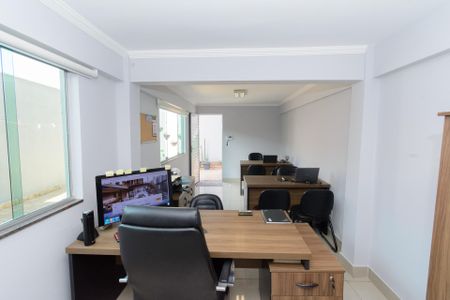 Casa à venda com 180m², 3 quartos e 3 vagas Casa à venda com 180m², 3 quartos e 3 vagasEscritório