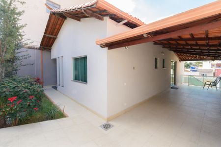 Casa à venda com 180m², 3 quartos e 3 vagas Casa à venda com 180m², 3 quartos e 3 vagasJardim e Garagem