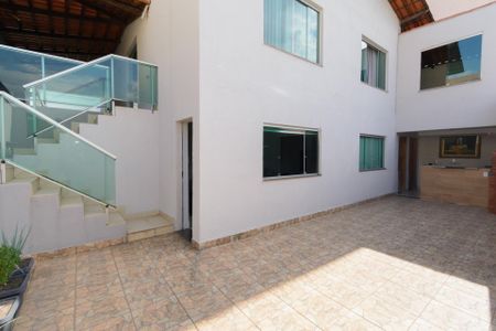 Casa à venda com 180m², 3 quartos e 3 vagas Casa à venda com 180m², 3 quartos e 3 vagasQuintal