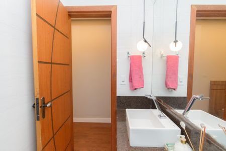 Casa à venda com 180m², 3 quartos e 3 vagas Casa à venda com 180m², 3 quartos e 3 vagasBanheiro da Suíte