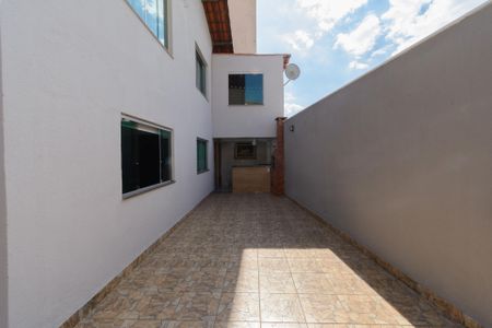 Casa à venda com 180m², 3 quartos e 3 vagas Casa à venda com 180m², 3 quartos e 3 vagasQuintal