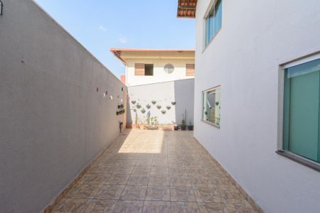 Casa à venda com 180m², 3 quartos e 3 vagas Casa à venda com 180m², 3 quartos e 3 vagasQuintal