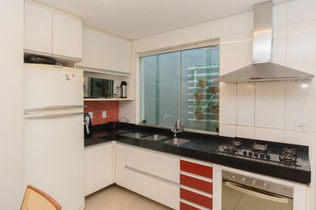 Casa à venda com 180m², 3 quartos e 3 vagas Casa à venda com 180m², 3 quartos e 3 vagasCozinha