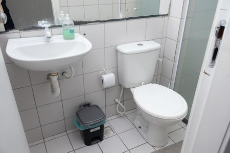 Banheiro da Suíte de apartamento para alugar com 3 quartos, 68m² em Jardim das Margaridas, Salvador