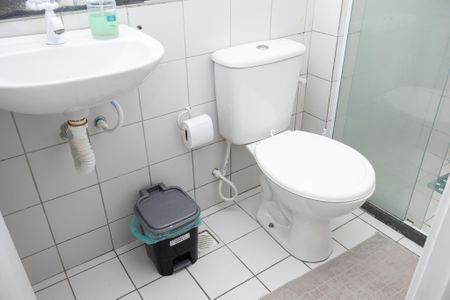 Banheiro da Suíte de apartamento para alugar com 3 quartos, 68m² em Jardim das Margaridas, Salvador