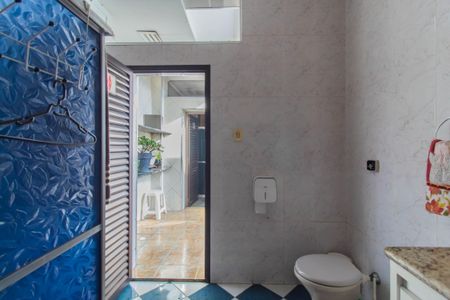 Casa à venda com 480m², 4 quartos e 6 vagasBanheiro da Piscina 2