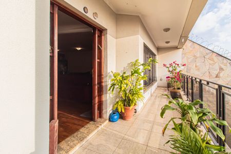 Casa à venda com 480m², 4 quartos e 6 vagasEntrada