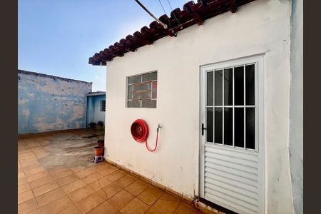 Casa à venda com 200m², 3 quartos e 3 vagas Casa à venda com 200m², 3 quartos e 3 vagasQuintal
