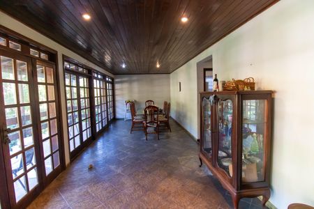 Sala de casa de condomínio à venda com 4 quartos, 336m² em Itaipu, Niterói