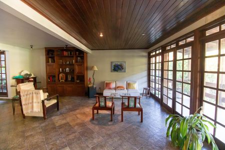 Casa de condomínio à venda com 336m², 4 quartos e 2 vagasSala