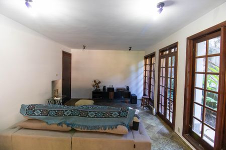 Casa de condomínio à venda com 336m², 4 quartos e 2 vagasSala