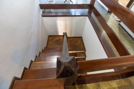 Casa de condomínio à venda com 336m², 4 quartos e 2 vagasEscada