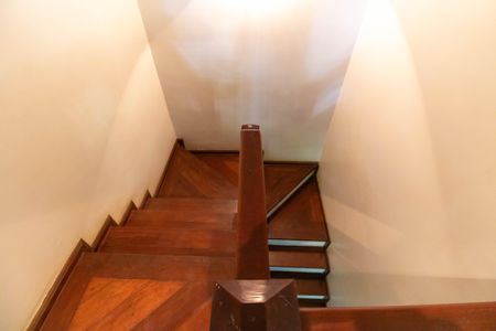 Casa de condomínio à venda com 336m², 4 quartos e 2 vagasEscada