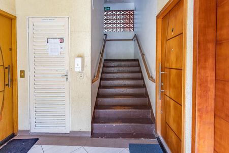Apartamento à venda com 46m², 2 quartos e 1 vaga Apartamento à venda com 46m², 2 quartos e 1 vagaEscada do prédio
