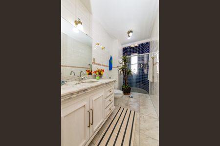 Apartamento à venda com 230m², 4 quartos e 4 vagas Apartamento à venda com 230m², 4 quartos e 4 vagasBanheiro Social