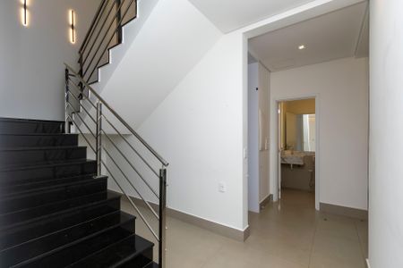 Casa à venda com 208m², 5 quartos e 2 vagasEscadas e Corredor 1º Andar com lavabo ao fundo