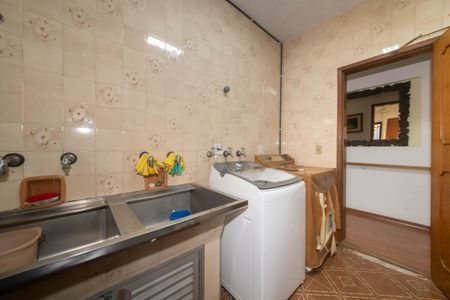 Casa à venda com 400m², 4 quartos e 6 vagasLavanderia