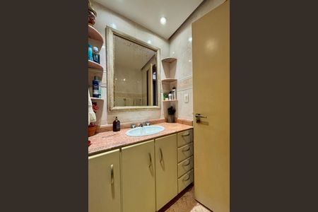 Apartamento à venda com 311m², 4 quartos e 2 vagas Apartamento à venda com 311m², 4 quartos e 2 vagasBanheiro da Suíte