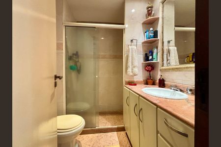 Apartamento à venda com 311m², 4 quartos e 2 vagas Apartamento à venda com 311m², 4 quartos e 2 vagasBanheiro da Suíte