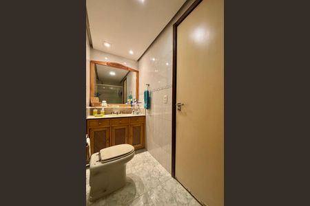 Apartamento à venda com 311m², 4 quartos e 2 vagas Apartamento à venda com 311m², 4 quartos e 2 vagasBanheiro social