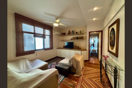 Apartamento à venda com 311m², 4 quartos e 2 vagas Apartamento à venda com 311m², 4 quartos e 2 vagasEscritório