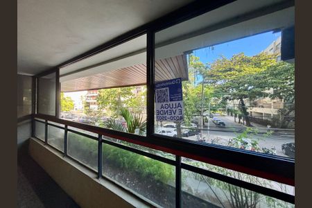 Apartamento à venda com 311m², 4 quartos e 2 vagas Apartamento à venda com 311m², 4 quartos e 2 vagasPlaca