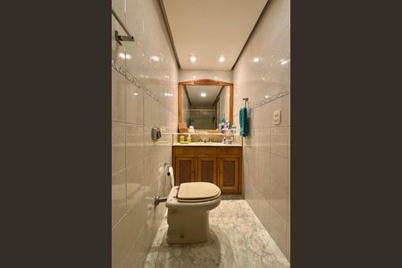 Apartamento à venda com 311m², 4 quartos e 2 vagas Apartamento à venda com 311m², 4 quartos e 2 vagasBanheiro social