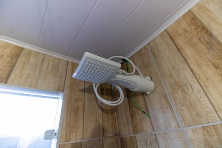 Banheiro de kitnet/studio para alugar com 1 quarto, 21m² em Piratininga, Niterói