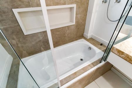 Apartamento à venda com 183m², 4 quartos e 3 vagasBanheiro da Suíte 2 - Banheira