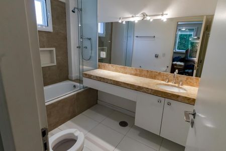 Apartamento à venda com 183m², 4 quartos e 3 vagasBanheiro da Suíte 2