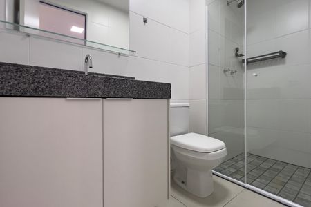 Banheiro social de apartamento à venda com 1 quarto, 43m² em Vila Rosalia, Guarulhos