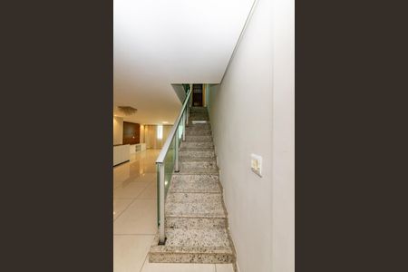 Casa à venda com 240m², 3 quartos e 3 vagas Casa à venda com 240m², 3 quartos e 3 vagasEscada