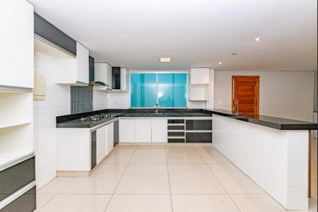 Casa à venda com 240m², 3 quartos e 3 vagas Casa à venda com 240m², 3 quartos e 3 vagasCozinha