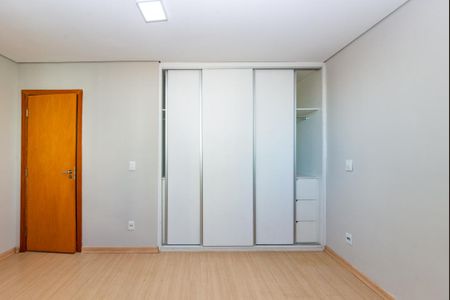 Casa à venda com 240m², 3 quartos e 3 vagas Casa à venda com 240m², 3 quartos e 3 vagasQuarto 2