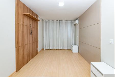 Casa à venda com 240m², 3 quartos e 3 vagas Casa à venda com 240m², 3 quartos e 3 vagasSuíte