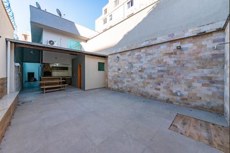 Casa à venda com 240m², 3 quartos e 3 vagas Casa à venda com 240m², 3 quartos e 3 vagasQuintal