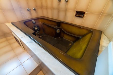 Casa à venda com 262m², 2 quartos e 6 vagasBanheiro da Suíte Detalhe