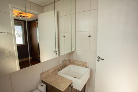 Apartamento à venda com 74m², 2 quartos e 2 vagasBanheiro da Suíte