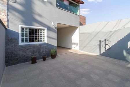 Casa à venda com 210m², 3 quartos e 3 vagas Casa à venda com 210m², 3 quartos e 3 vagasEntrada