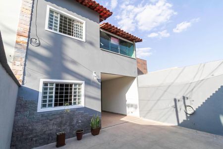 Casa à venda com 210m², 3 quartos e 3 vagas Casa à venda com 210m², 3 quartos e 3 vagasFachada