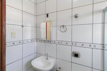 Casa à venda com 210m², 3 quartos e 3 vagas Casa à venda com 210m², 3 quartos e 3 vagasBanheiro social 1