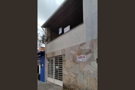 Casa à venda com 150m², 3 quartos e 2 vagas Casa à venda com 150m², 3 quartos e 2 vagasFachada