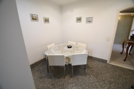 Apartamento à venda com 221m², 5 quartos e 2 vagasCozinha