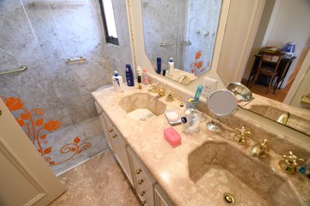 Apartamento à venda com 221m², 5 quartos e 2 vagasBanheiro da Suíte 1