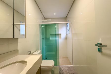 Casa à venda com 238m², 3 quartos e 6 vagasBanheiro da Suíte 2