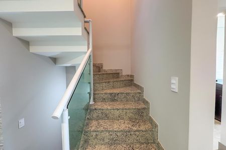 Casa à venda com 238m², 3 quartos e 6 vagasEscada