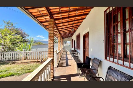 Casa à venda com 130m², 3 quartos e 3 vagas Casa à venda com 130m², 3 quartos e 3 vagasVaranda